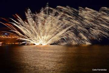 Los fuegos de Melenara, una explosión de color (Foto Celia Fernández)